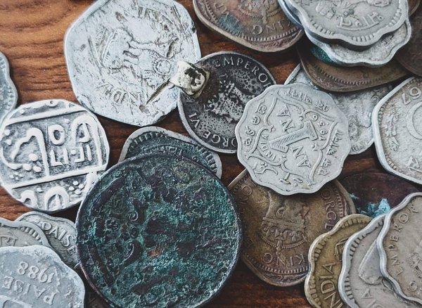 Quelles stratégies pour restaurer et mettre en valeur des pièces de monnaie antiques ?